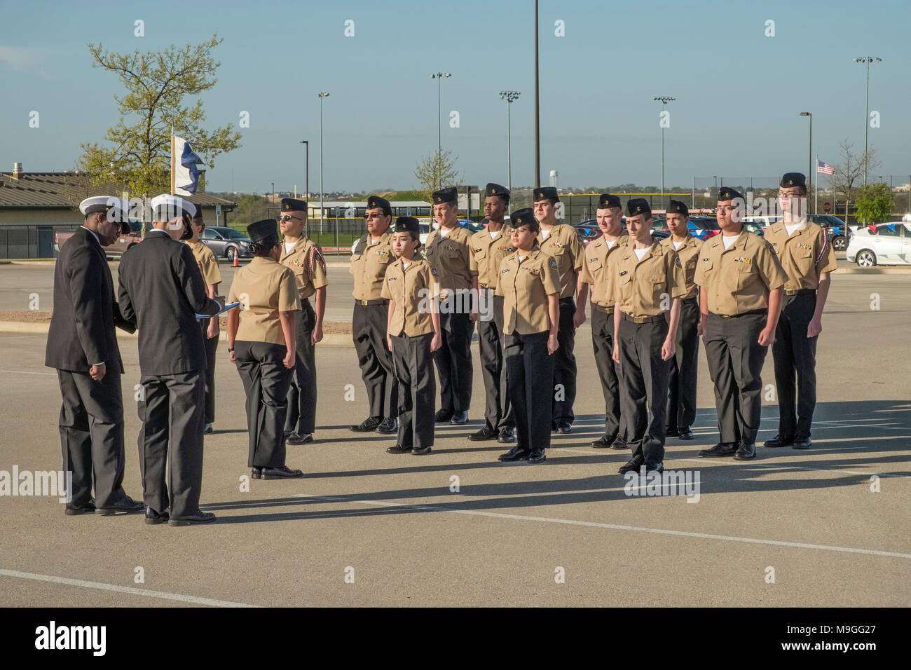 US Navy NJROTC alta scuola di cadetti di marciare praticare formazione durante le ispezioni formali Foto Stock
