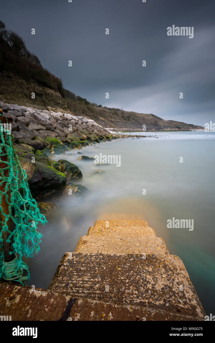 Un pittoresco e bello etereo atmosferica seascape dell'Isola di Wight costa con un cielo tempestoso e previsioni del tempo di chiusura anteriore in al di sopra del mare Foto Stock