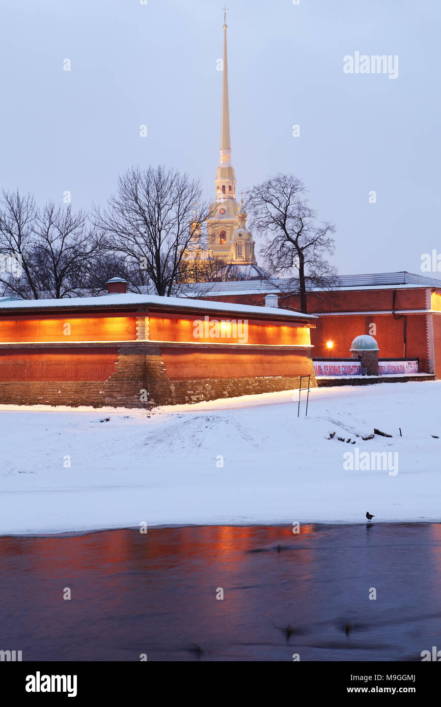 San Pietroburgo, Russia - Gennaio 4, 2016: Guglia di San Pietro e Paolo cattedrale oltre la fortezza sull isola Zayachy. Fondata nel 1703, la rocca fu Foto Stock