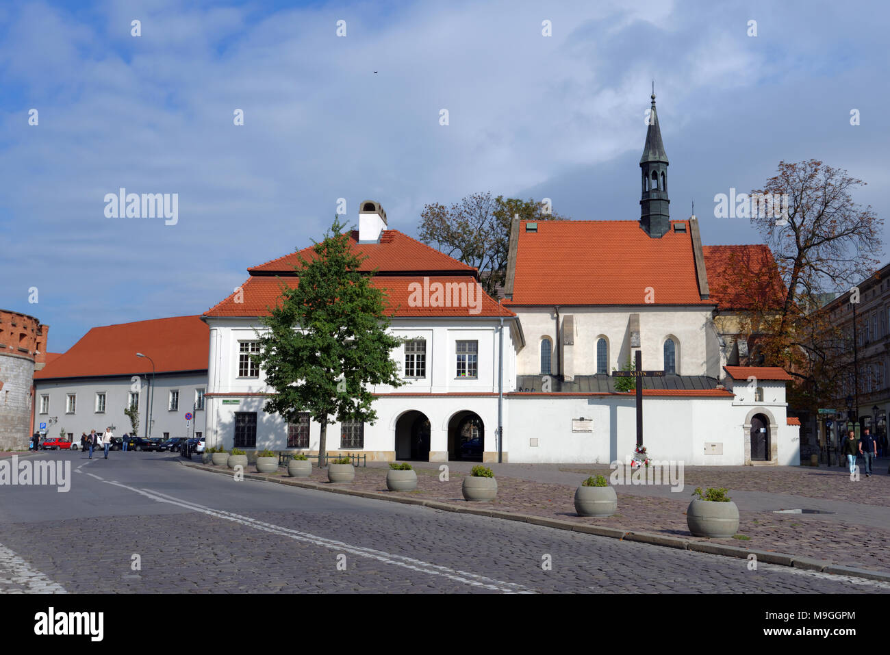 Cracovia in Polonia - 15 Settembre 2013: turisti presso la chiesa di St Giles. Chiesa gotica fu costruita nella prima metà del XIV secolo e oggi è und Foto Stock