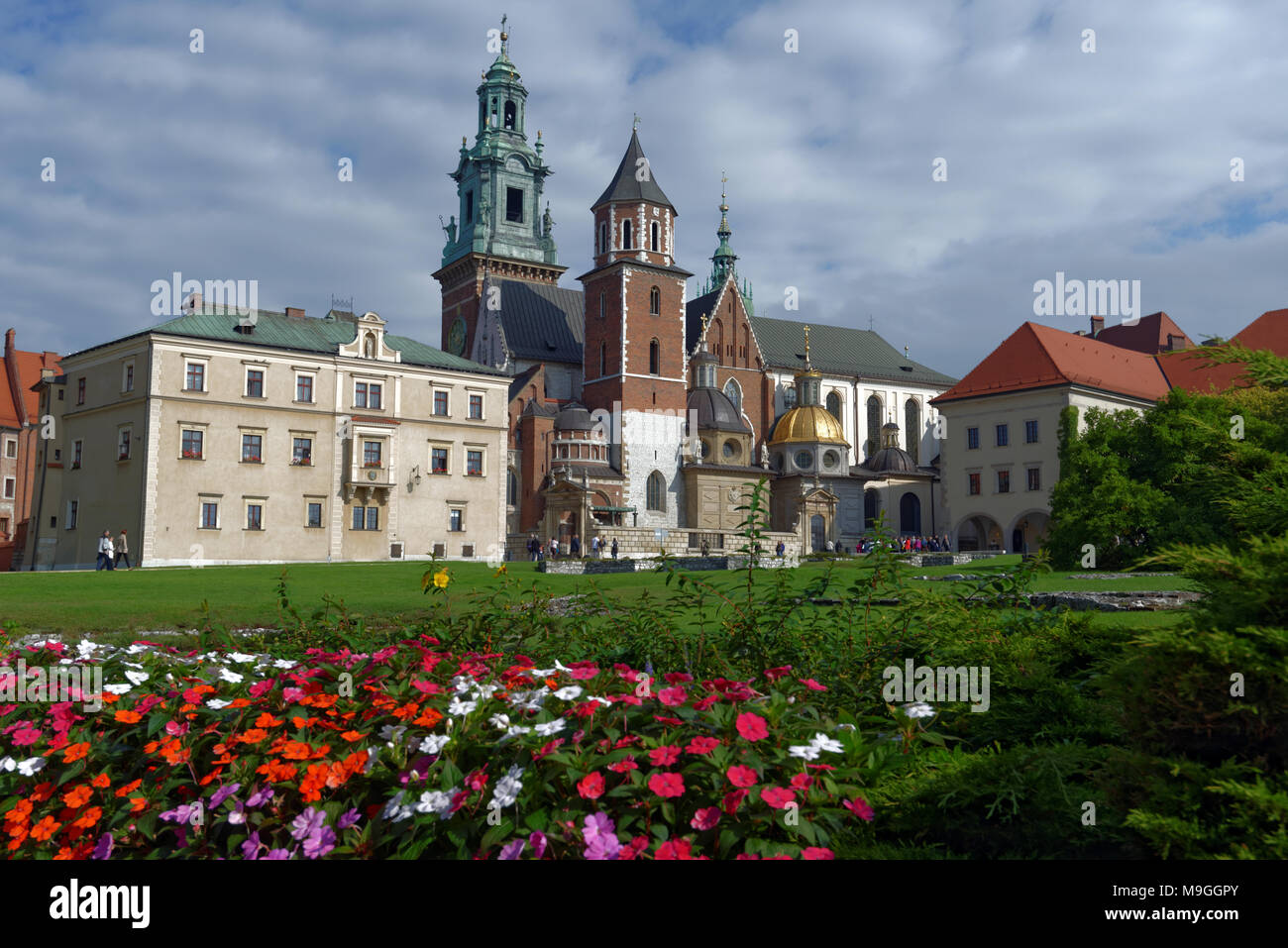 Cracovia in Polonia - 15 Settembre 2013: turisti vicino alla cattedrale di Wawel. Originariamente costruito nel XIV secolo, la cattedrale è la più importante sepoltura Foto Stock