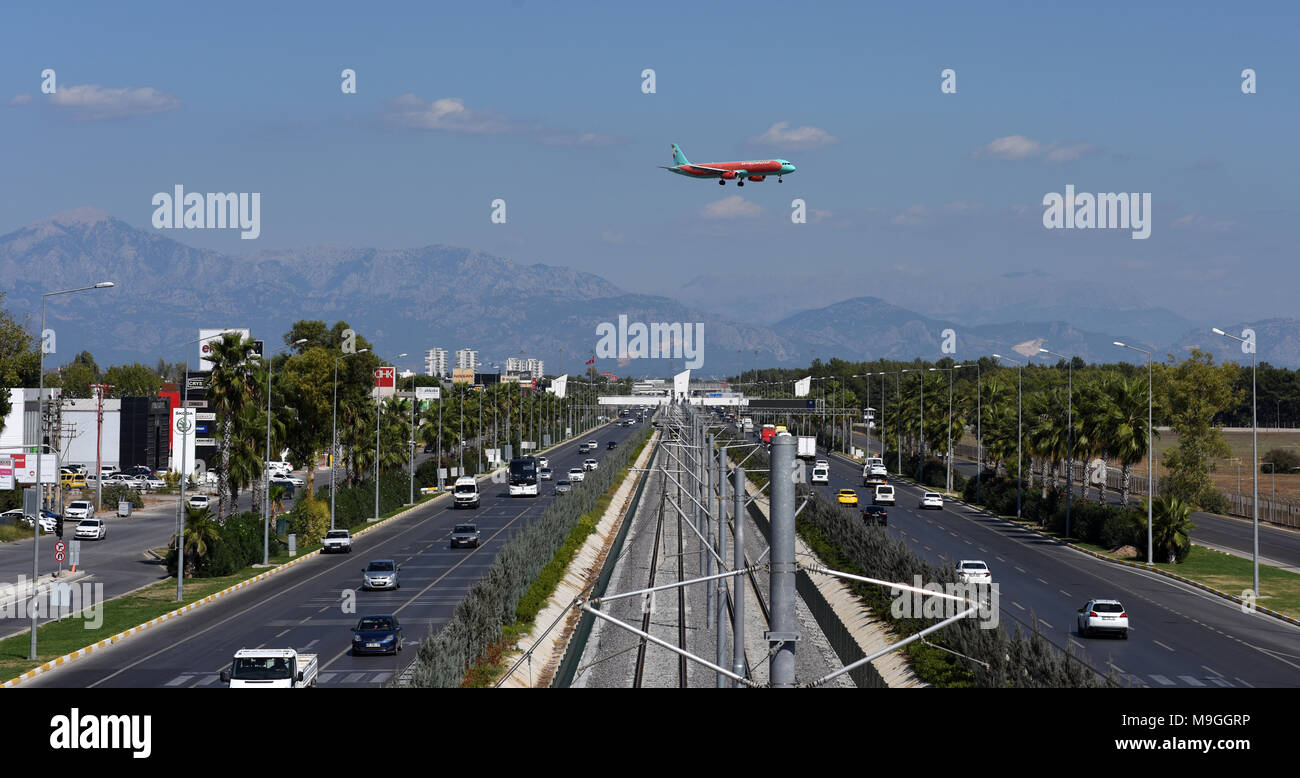 Antalya, Turchia - 3 ottobre 2017: Gli aerei delle compagnie aeree di Windrose atterrano nell'aeroporto di Antalya sull'autostrada. Foto Stock