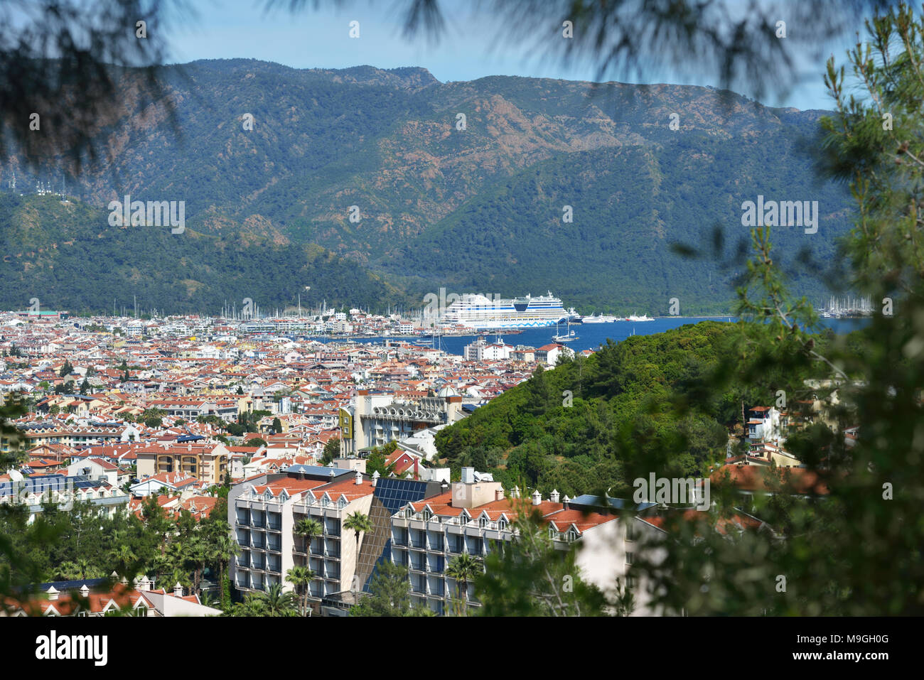 Marmaris, Turchia - 17 Aprile 2014: Cityscape di Marmaris con la nave da crociera AIDAdiva ancorati nel porto. Navi AIDA di ospitare per la lingua tedesca Foto Stock