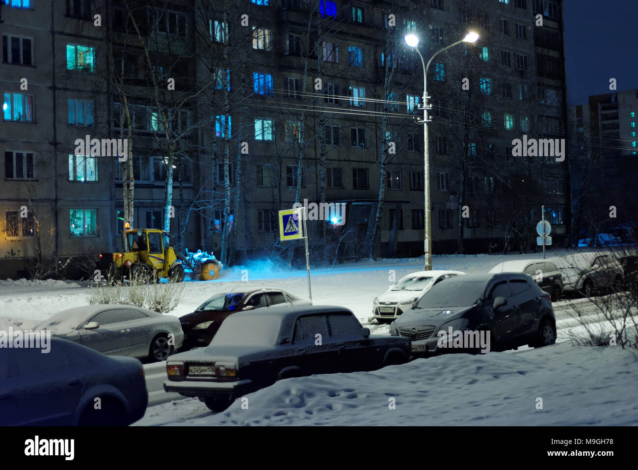 San Pietroburgo, Russia - 3 Febbraio 2016: spalaneve al lavoro sulla strada. 793 macchine sono lavorati in gioco di neve nella città questa notte Foto Stock