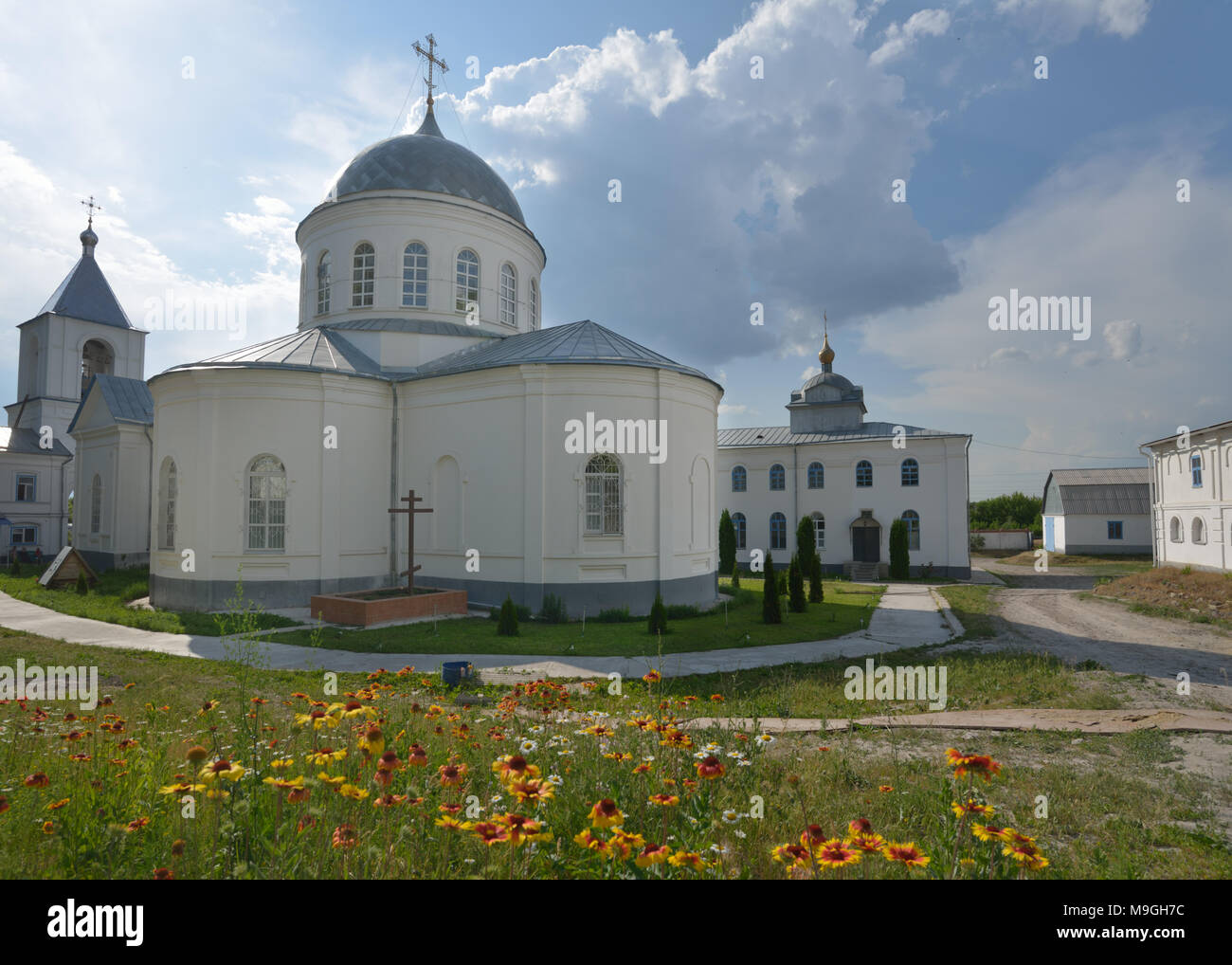 Divnogorie, regione di Voronezh, Russia - 8 Giugno 2014: vista dell'Divnogorsky monastero maschile con la Chiesa dell'Assunzione della Madre di Dio. Il Foto Stock