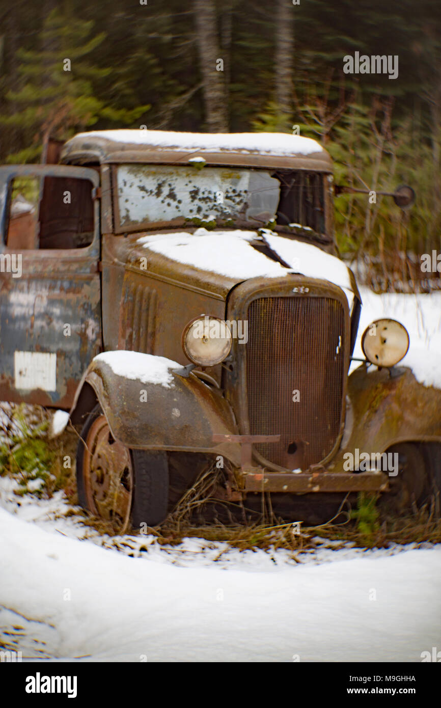 Un vecchie e arrugginite 1932 Chevy 1 1/2 ton carrello, vicino Noxon, Montana. Foto Stock