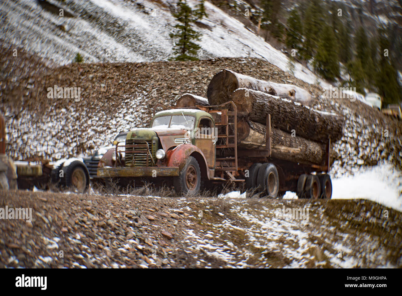 Un 1943 International K-10 semi rimorchio per trattore carrello log in una vecchia cava, a est di Clark Fork Idaho. Foto Stock
