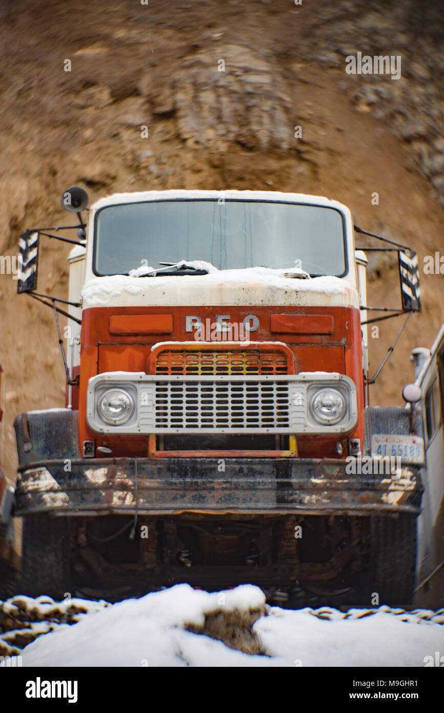 Un arancio e bianco 1956 REO carrello mansarda, in una vecchia cava, a est di Clark Fork, Idaho. Foto Stock