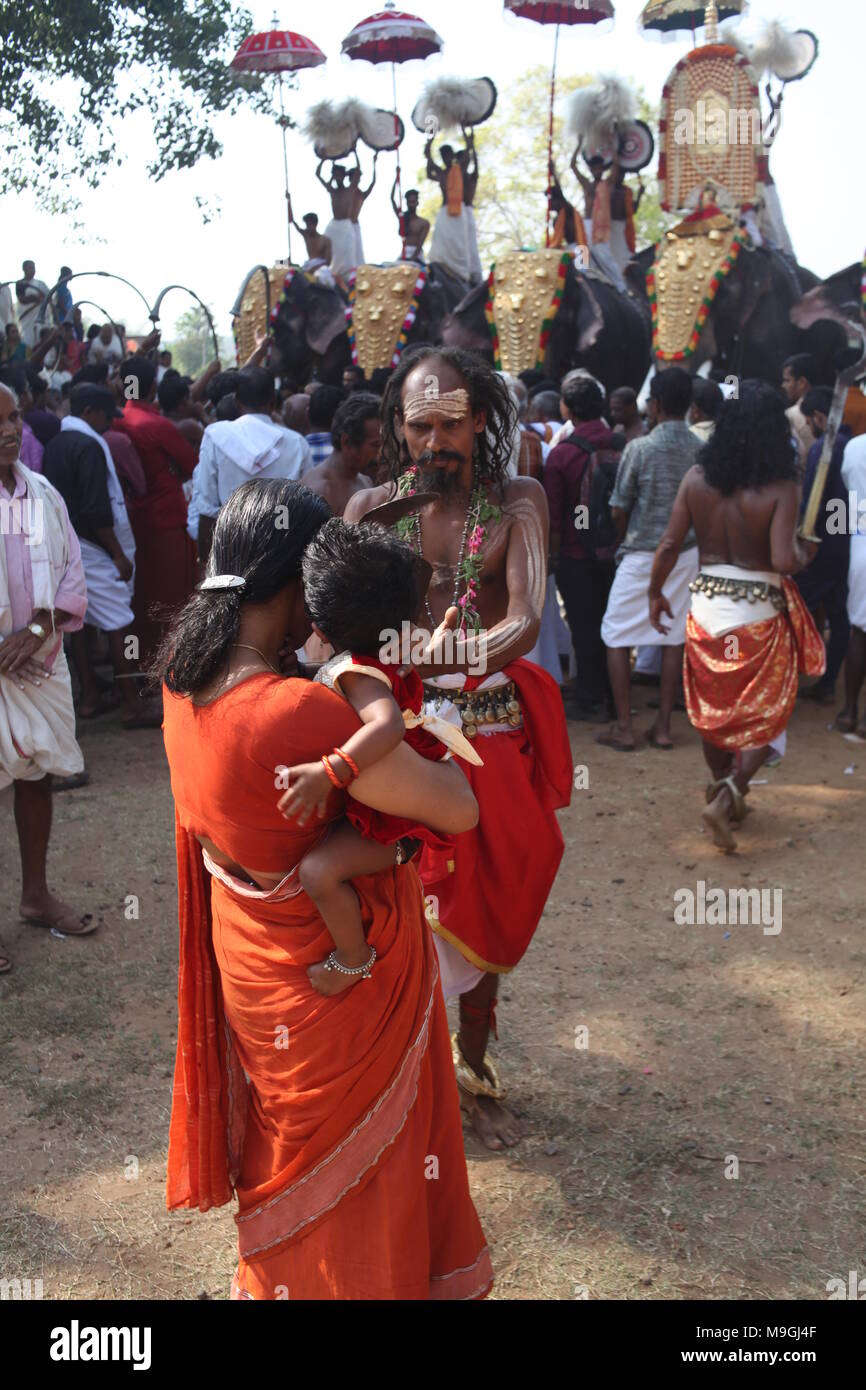 Velichapad,il rappresentante della dea bhagavathi benedice un bambino durante il festival tempio Foto Stock