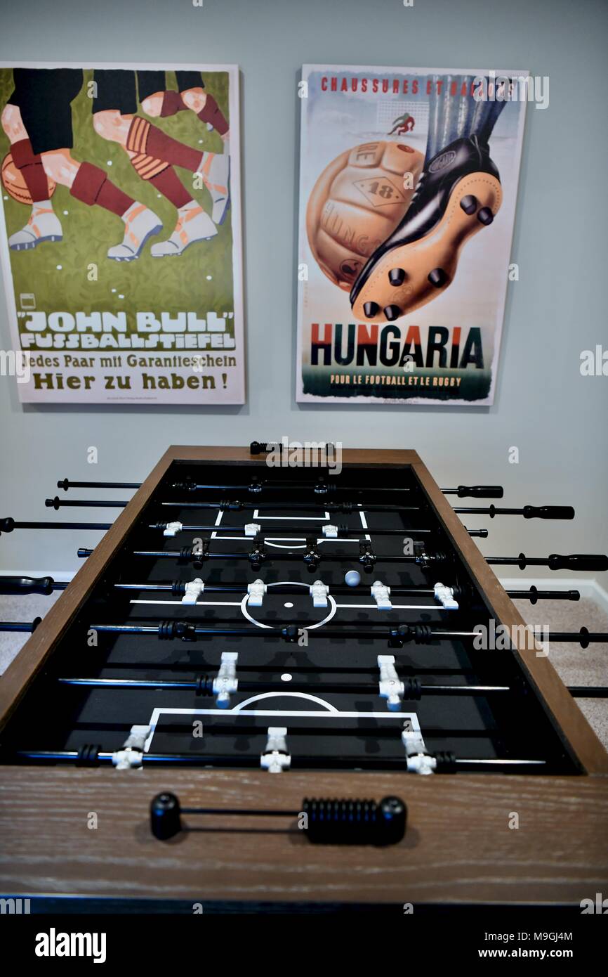 Foosball tabella all'interno di casa moderna Foto Stock