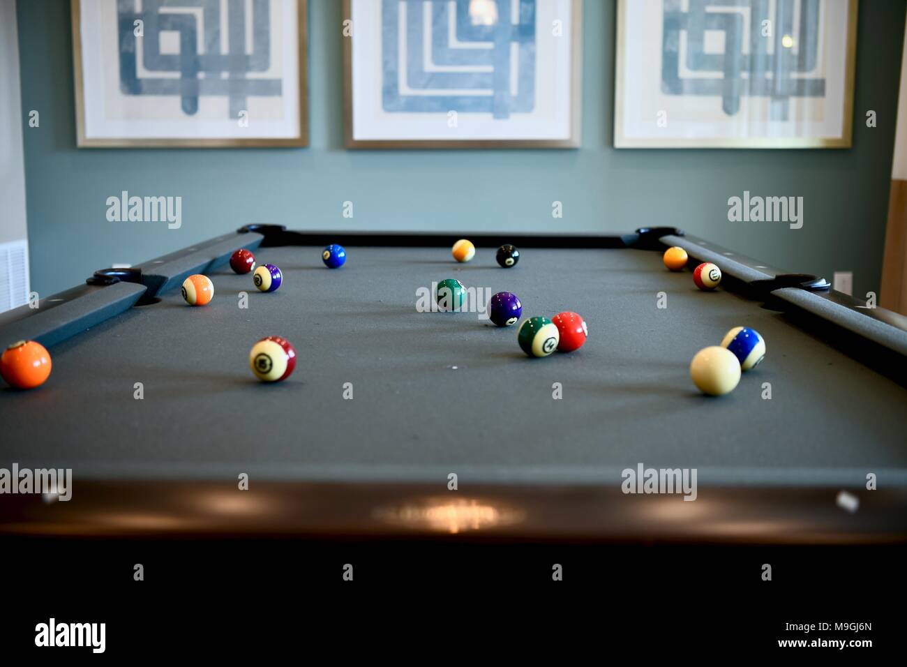 Tavolo da biliardo all'interno di casa moderna soggiorno Foto stock - Alamy