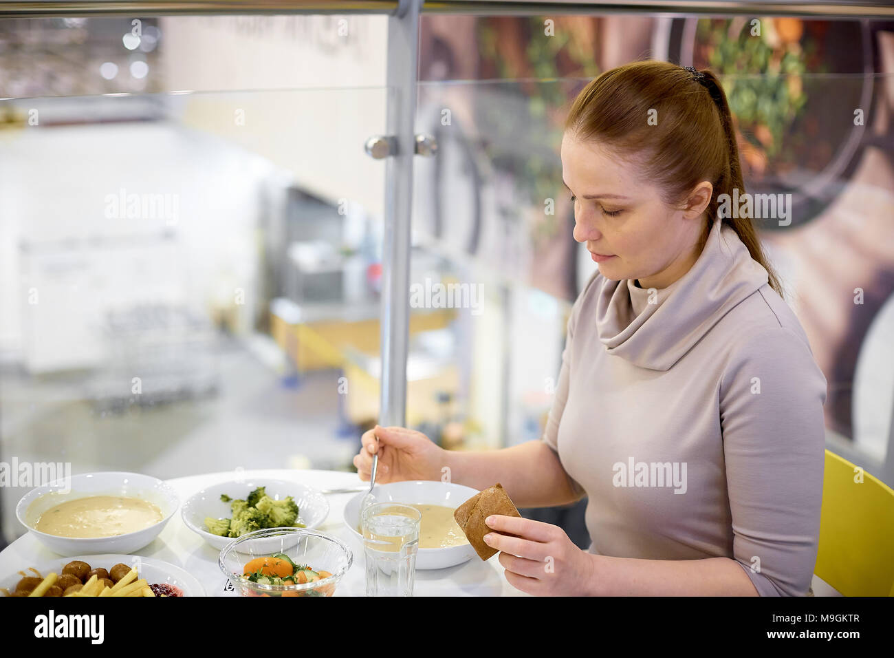 SAMARA, RUSSIA - marzo 25 , 2018: Interno del ristorante negozio IKEA . Foto Stock