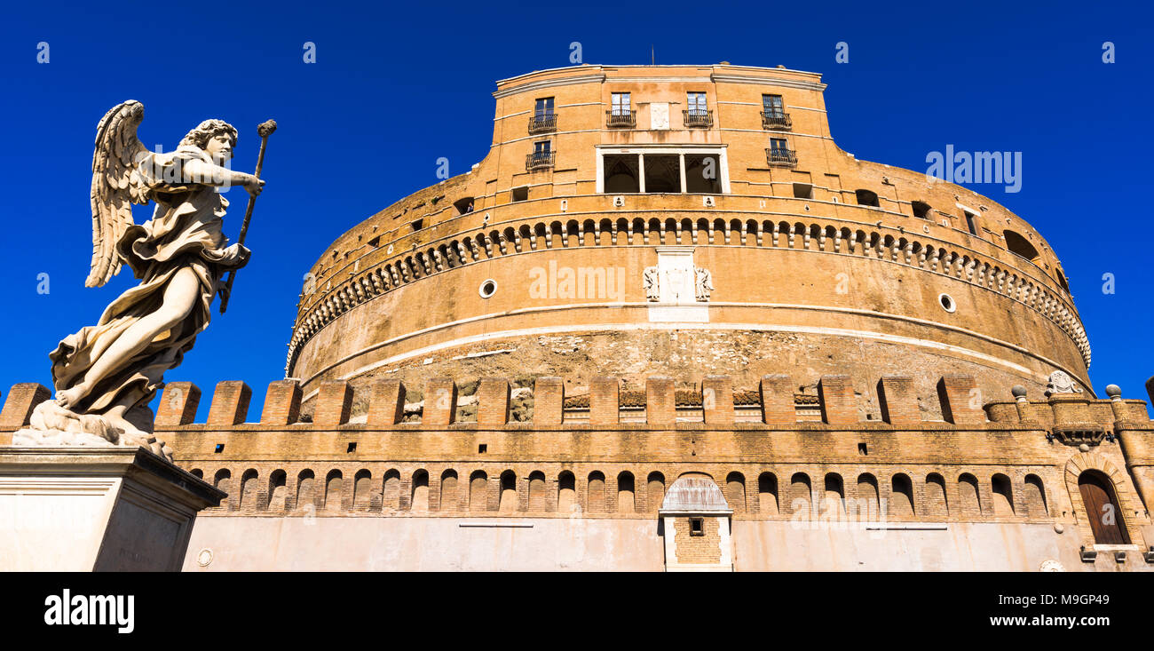 Del Bernini angelo barocco sculture sul Ponte Sant' Angelo a ponte con Castel Sant'Angelo (Castello di Santo Angelo). Roma. Lazio. L'Italia. Foto Stock