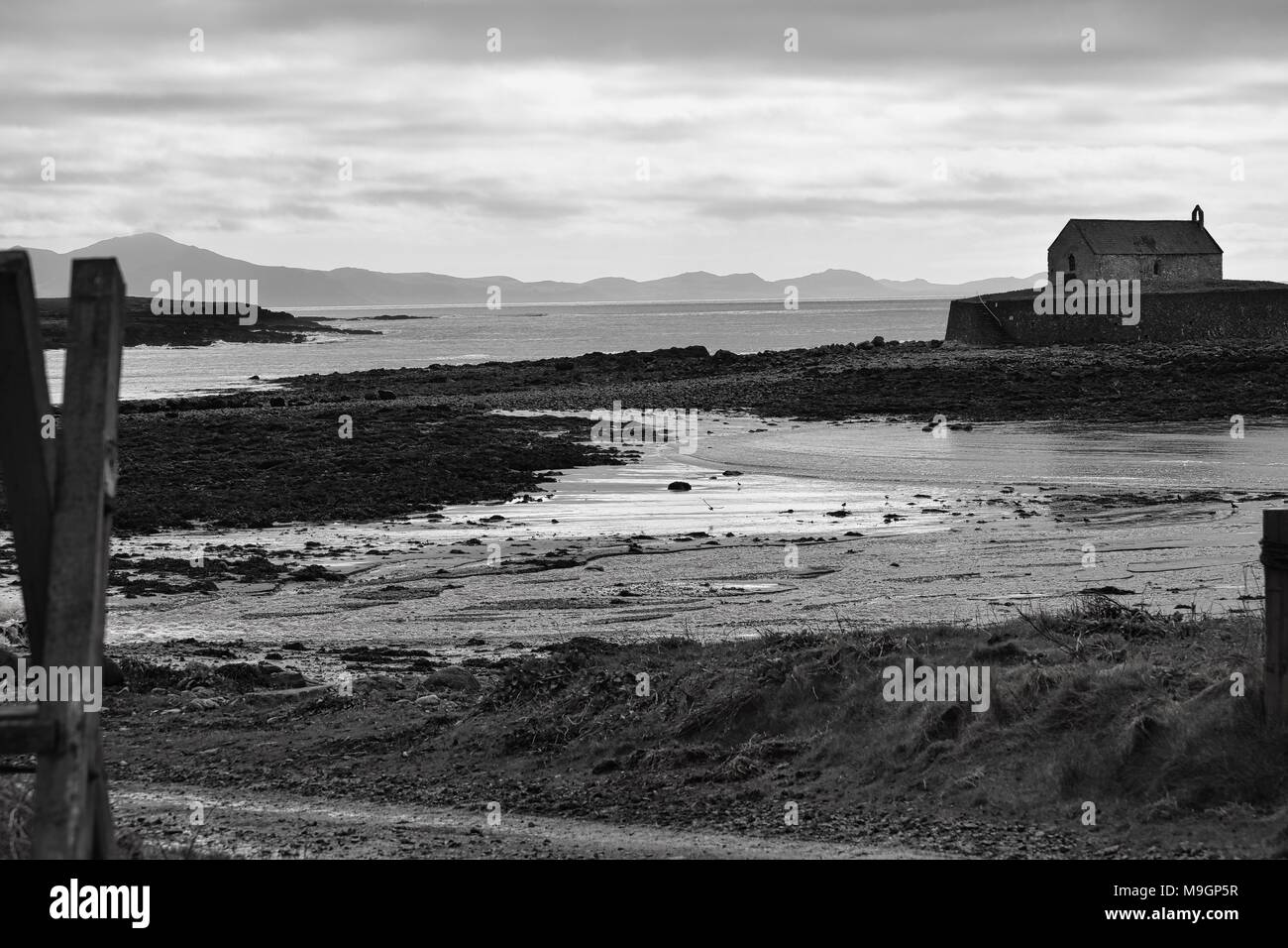 Bianco e nero colpo di chiesa Cwfan, Aberffraw, Anglesy, Galles Foto Stock