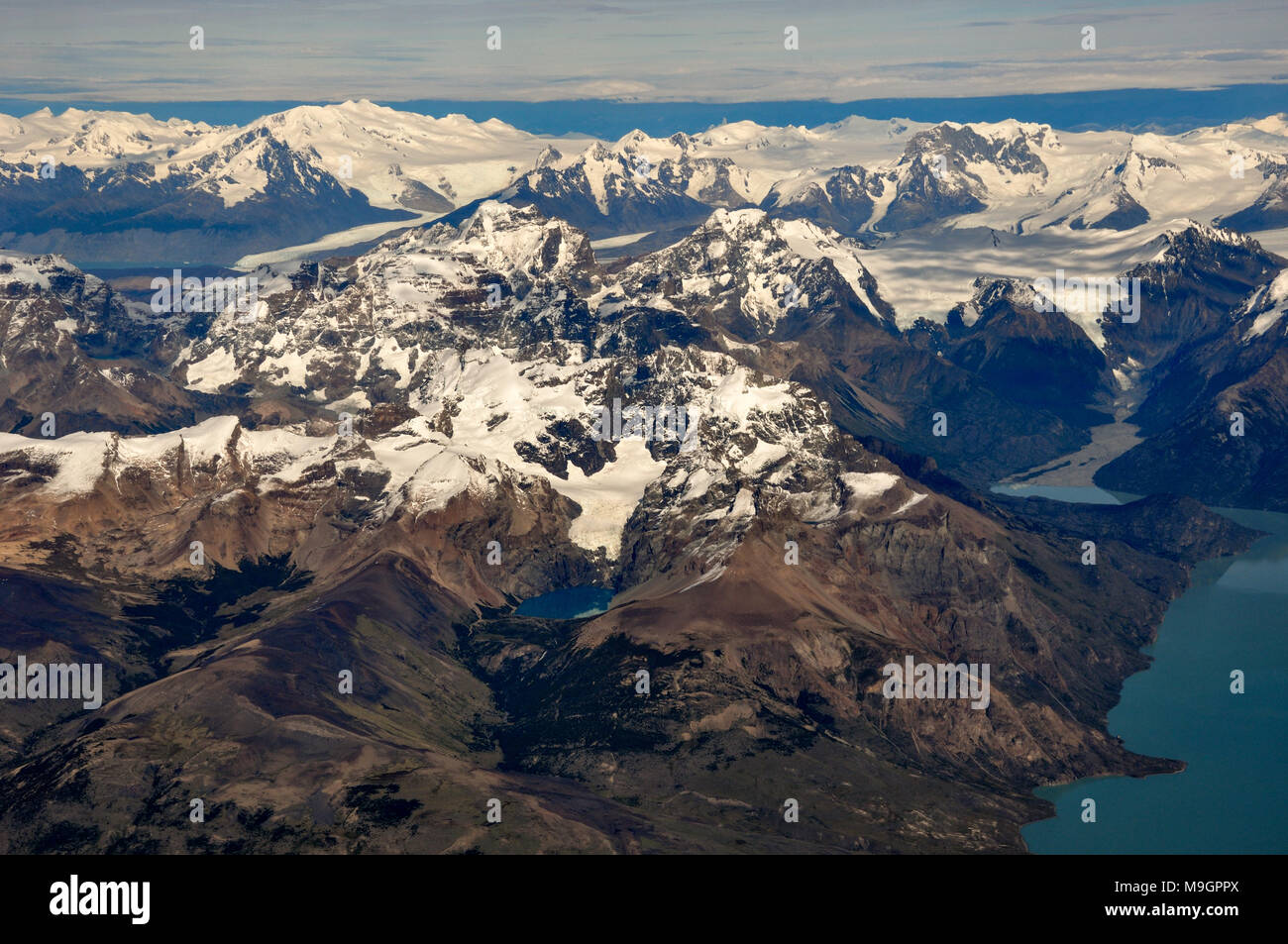 Vista aerea del Cerro Moyano e Cerro Norte con la Patagonia meridionale del campo di ghiaccio e Cerro Agassiz, o Cerro Roma o Cerro Bertrand nel retro. Pat Foto Stock