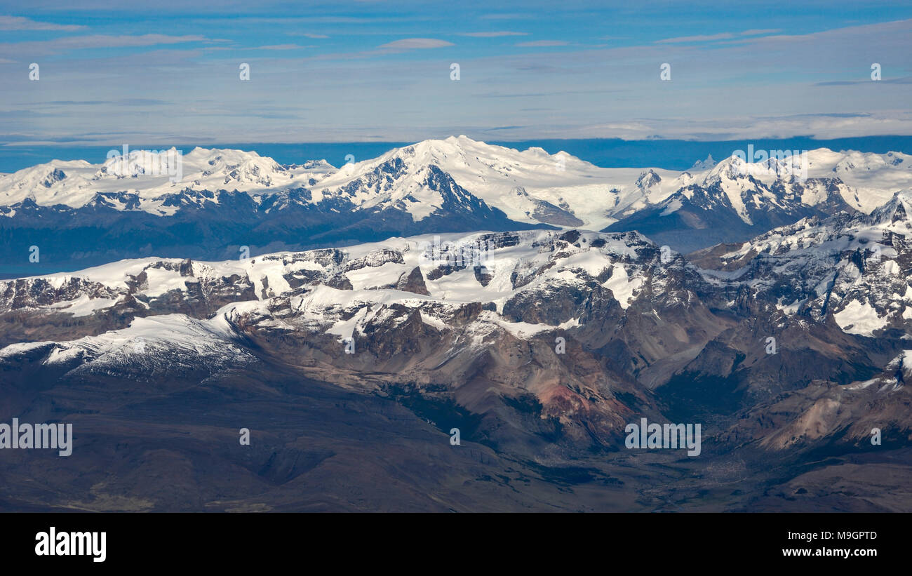 Rara veduta aerea del Parco nazionale Los Glaciares, Patagonia, Argentina. Il picco più alto nel mezzo potrebbe essere Cerro Agassiz, a sinistra Cerro Onelli Foto Stock