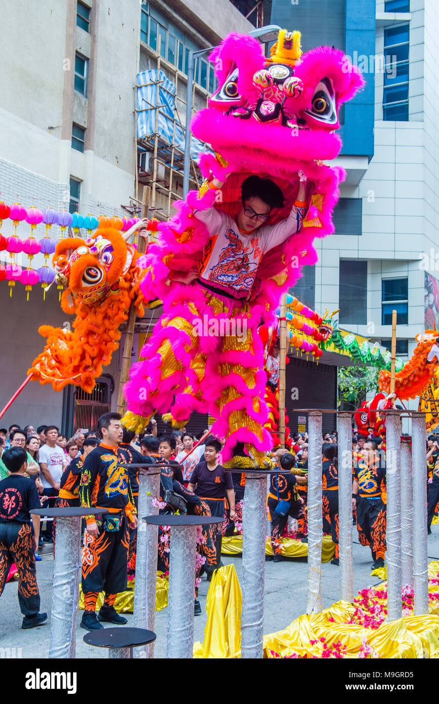 Spettacolo di danza del Leone durante la XIV fiera del tempio Tai Kok Tsui a Hong Kong Foto Stock
