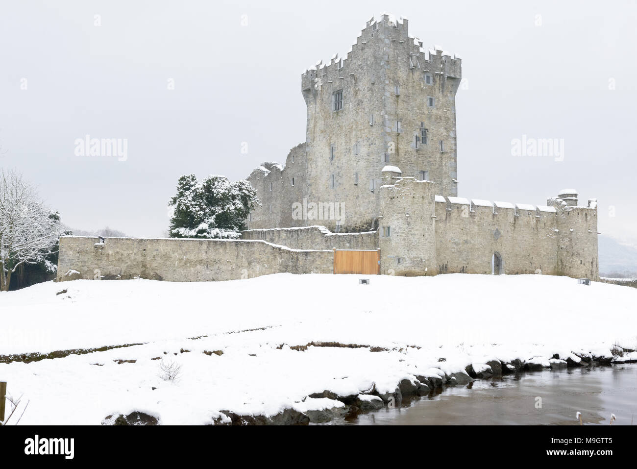 Irlanda castello Ross Castle nella neve durante la nevicata pesante attraverso l'Irlanda nel 2018 nel Killarney National Park, County Kerry, Irlanda Foto Stock