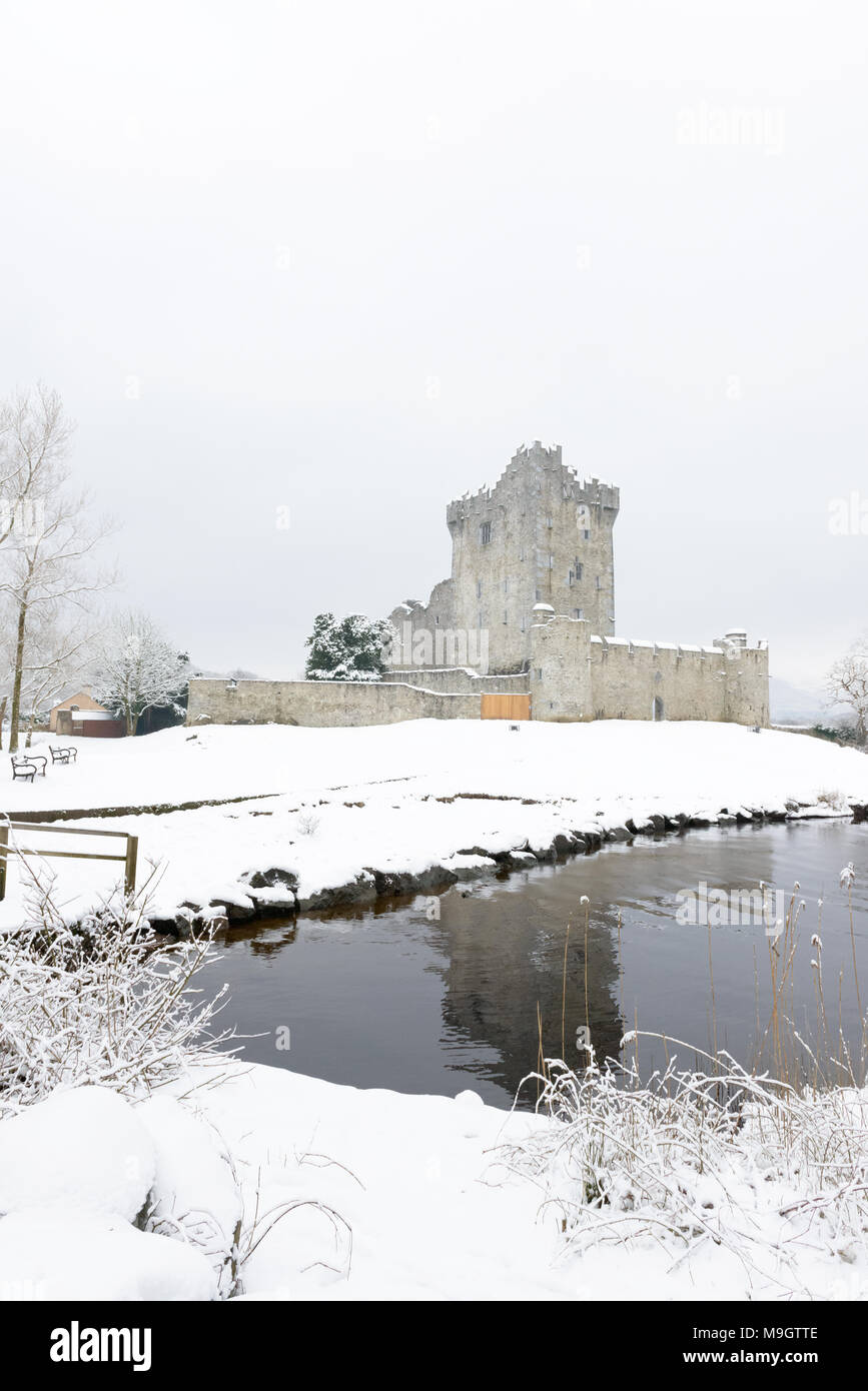 Castello irlandese o Castello Ross, Killarney, Irlanda nella neve. Snowy Killarney National Park nella contea di Kerry. Forte nevicata Irlanda. Foto Stock