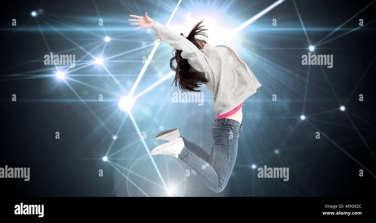 Donna jumping espressamente con la stella brillante lamas collegamenti Foto Stock