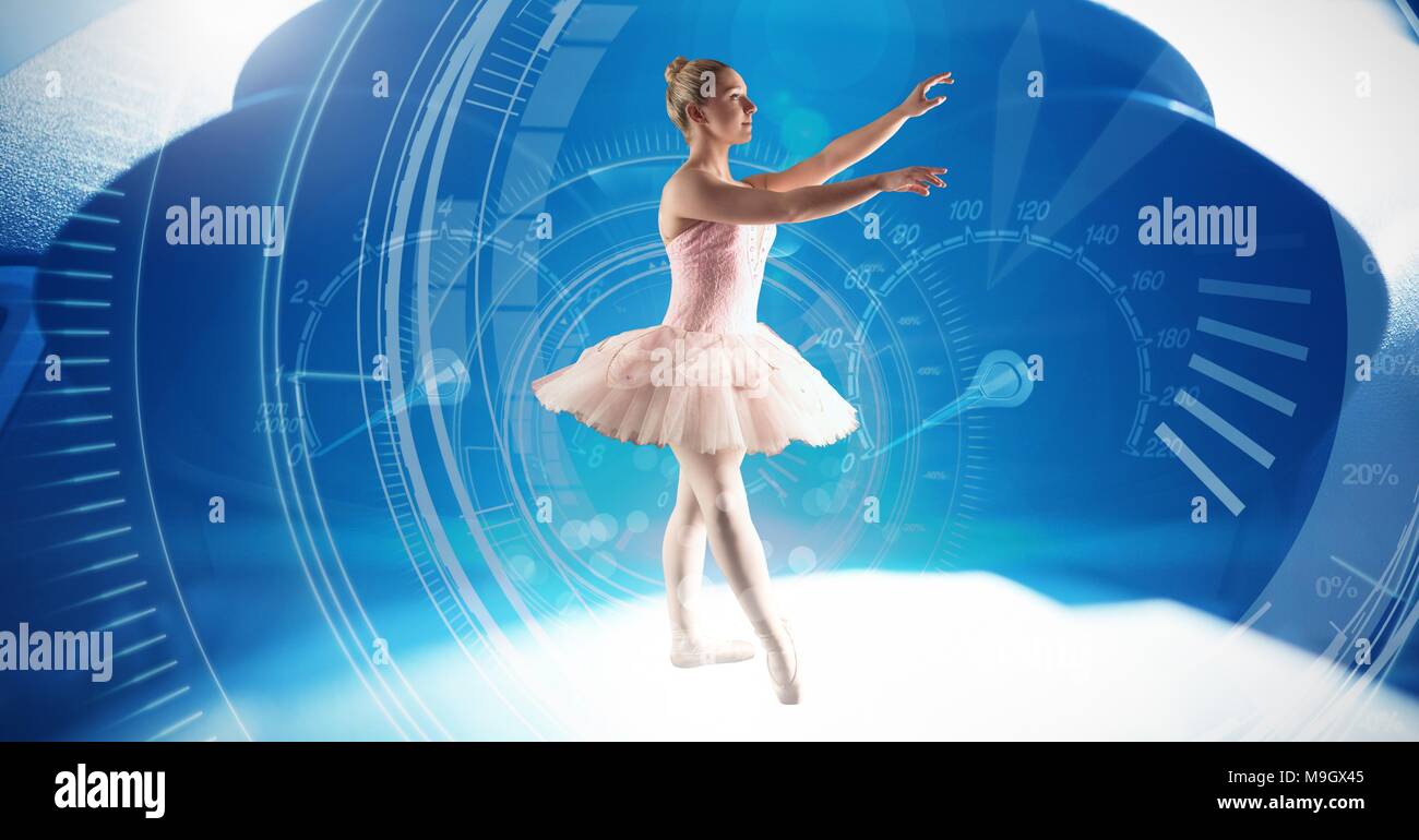 Ballerina ballando con la tecnologia digitale interface Foto Stock