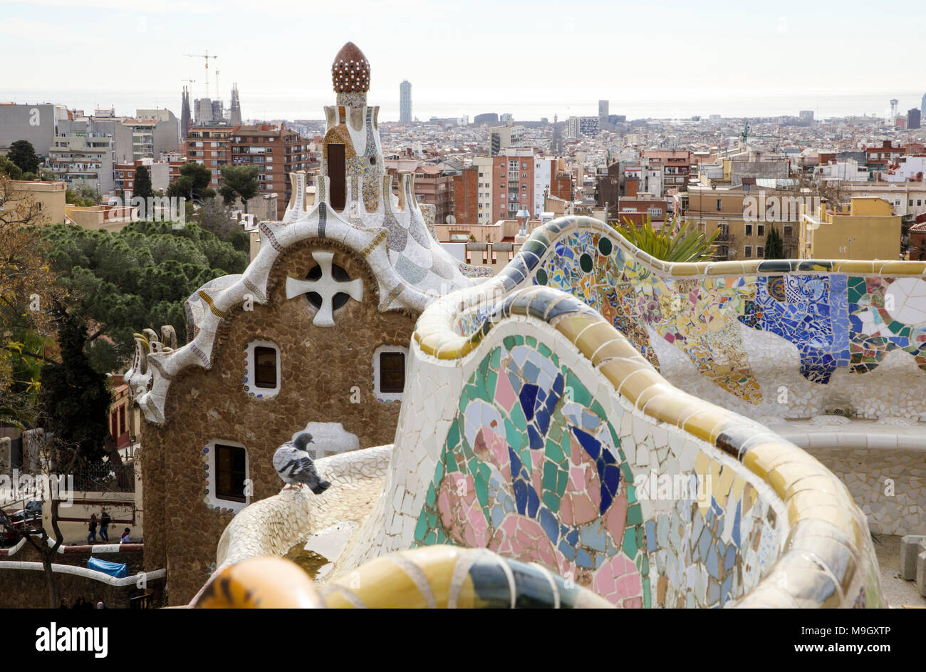 Parco Guell, progettato dal famoso architetto spagnolo Antoni Gaudi', è una delle principali attrazioni di Barcellona, Spagna. Foto Stock