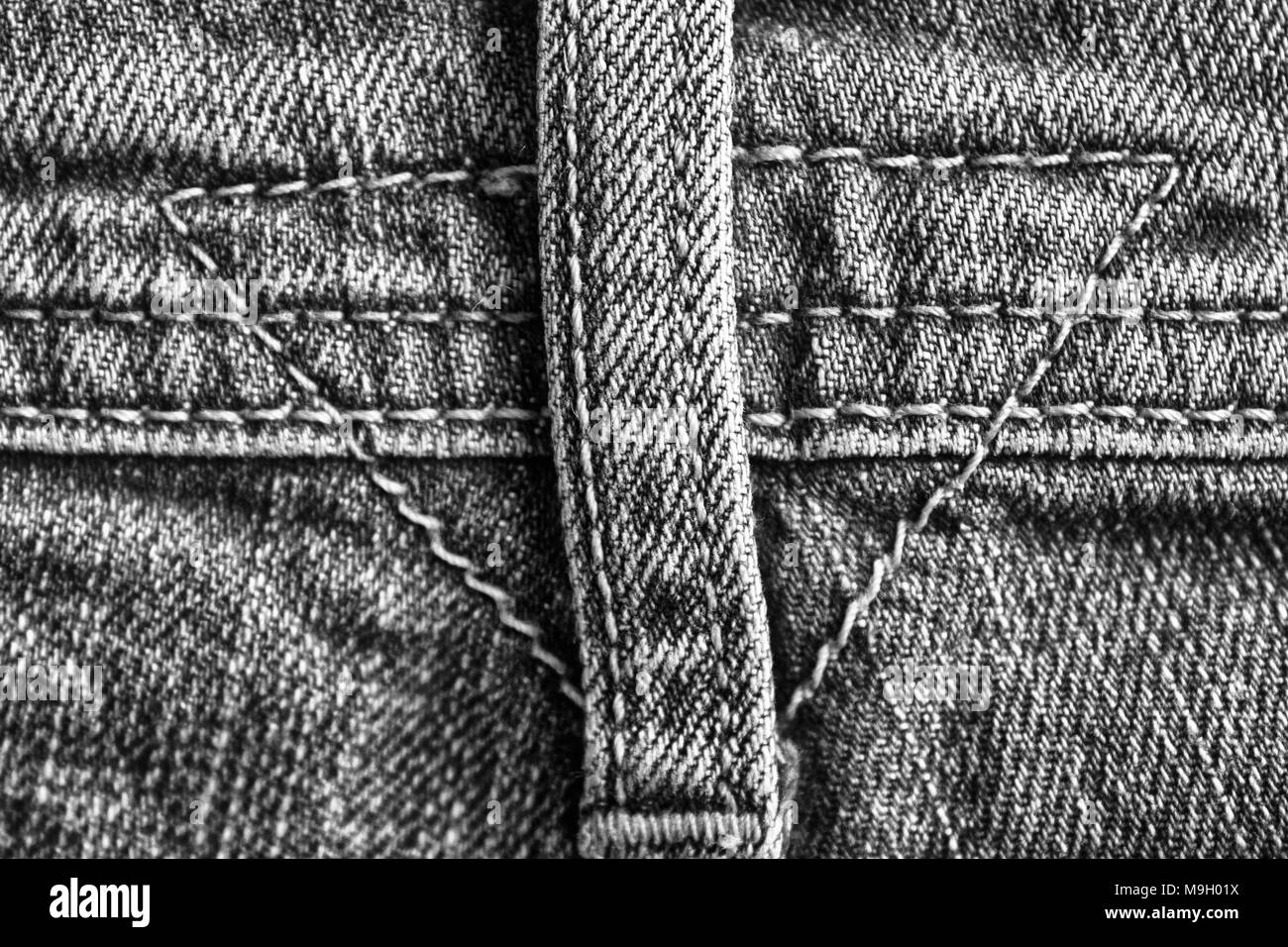 Vista dettagliata del grembiule jeans denim, texture, macro sfondo per sito web o dispositivi mobili, girato in bianco e nero. Foto Stock
