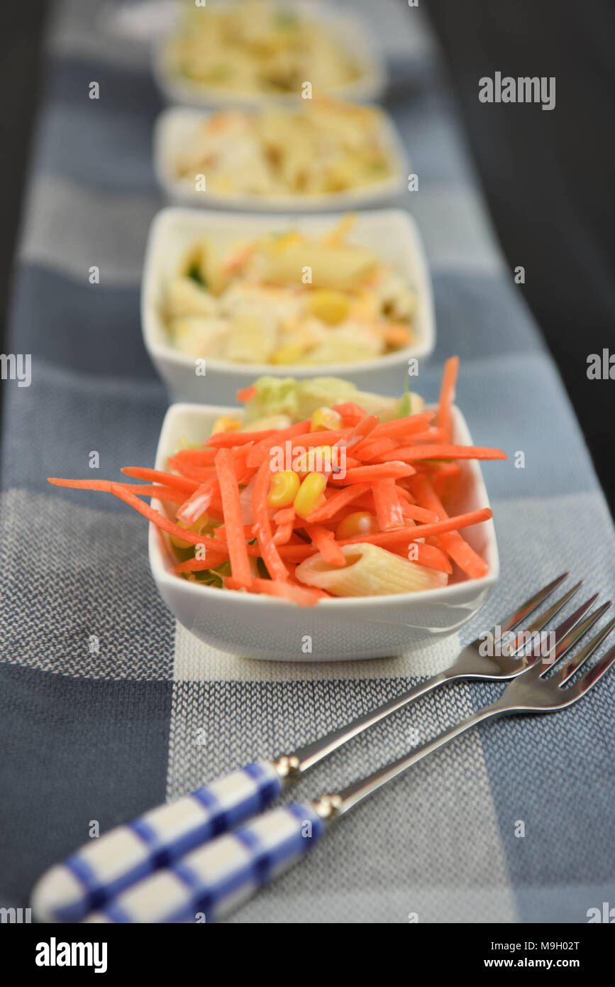 Linea di insalata di pasta piatti in forma ritratto Foto Stock