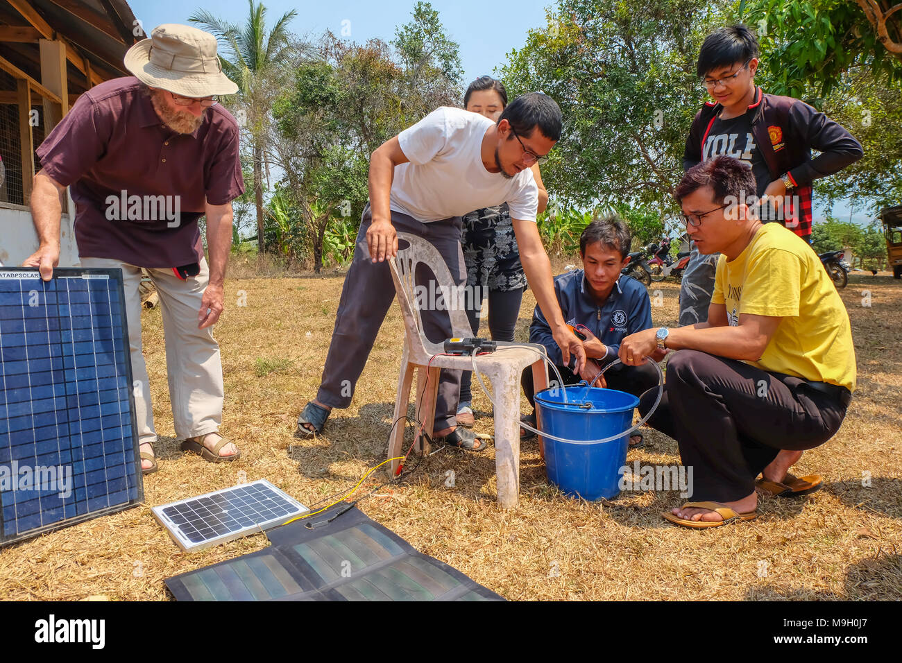 Tachileik, Myanmar - 29 Marzo 2017. Utilizzando i pannelli solari per fornire potenza per pompa acqua nella zona remota del Myanmar Foto Stock