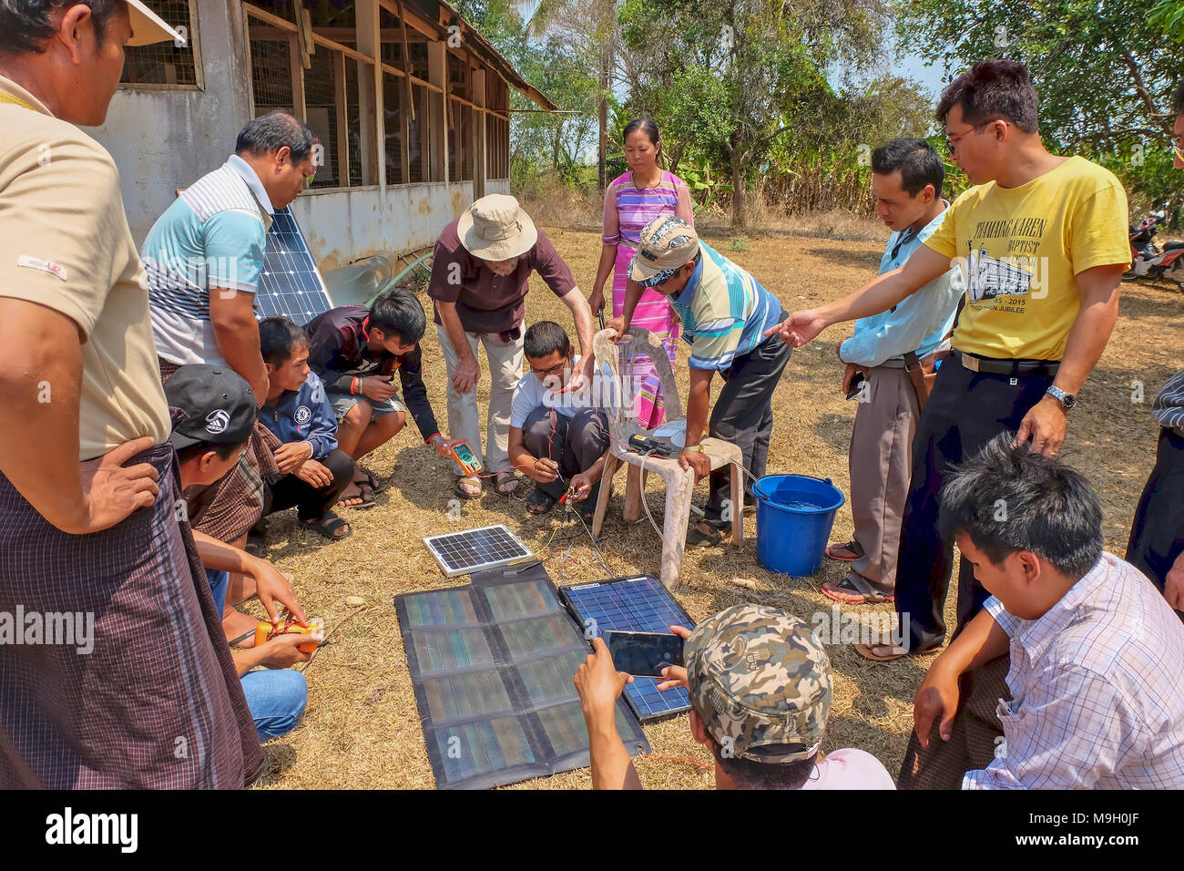 Tachileik, Myanmar - 30 Marzo 2017. Imparare a utilizzare una pompa acqua con varie dimensioni del pannello solare Foto Stock