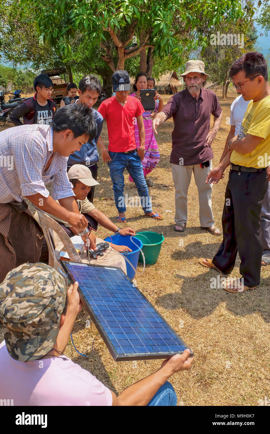 Tachileik, Myanmar - 30 Marzo 2017. Gli studenti ad apprendere come angolo di inclinazione del pannello solare influisce sulla potenza trasmessa a una pompa ad acqua Foto Stock