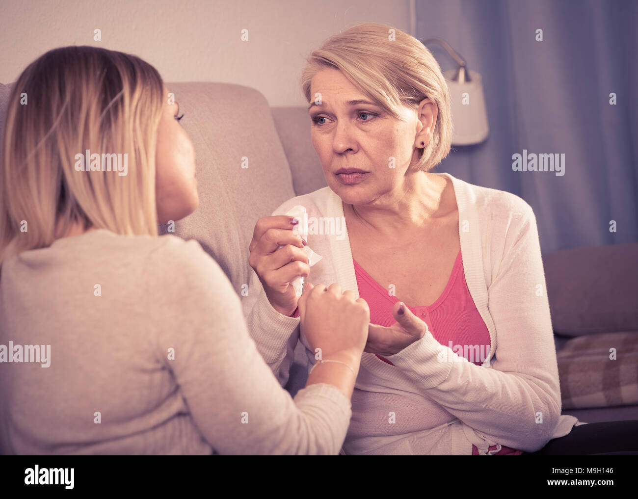 Sappy figlia supporta l'anziana madre in un momento difficile Foto Stock