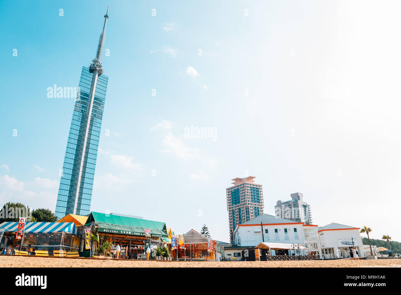 Fukuoka, Giappone - 9 Giugno 2017 : torre di Fukuoka e ristorante sul mare in Momochi beach Foto Stock