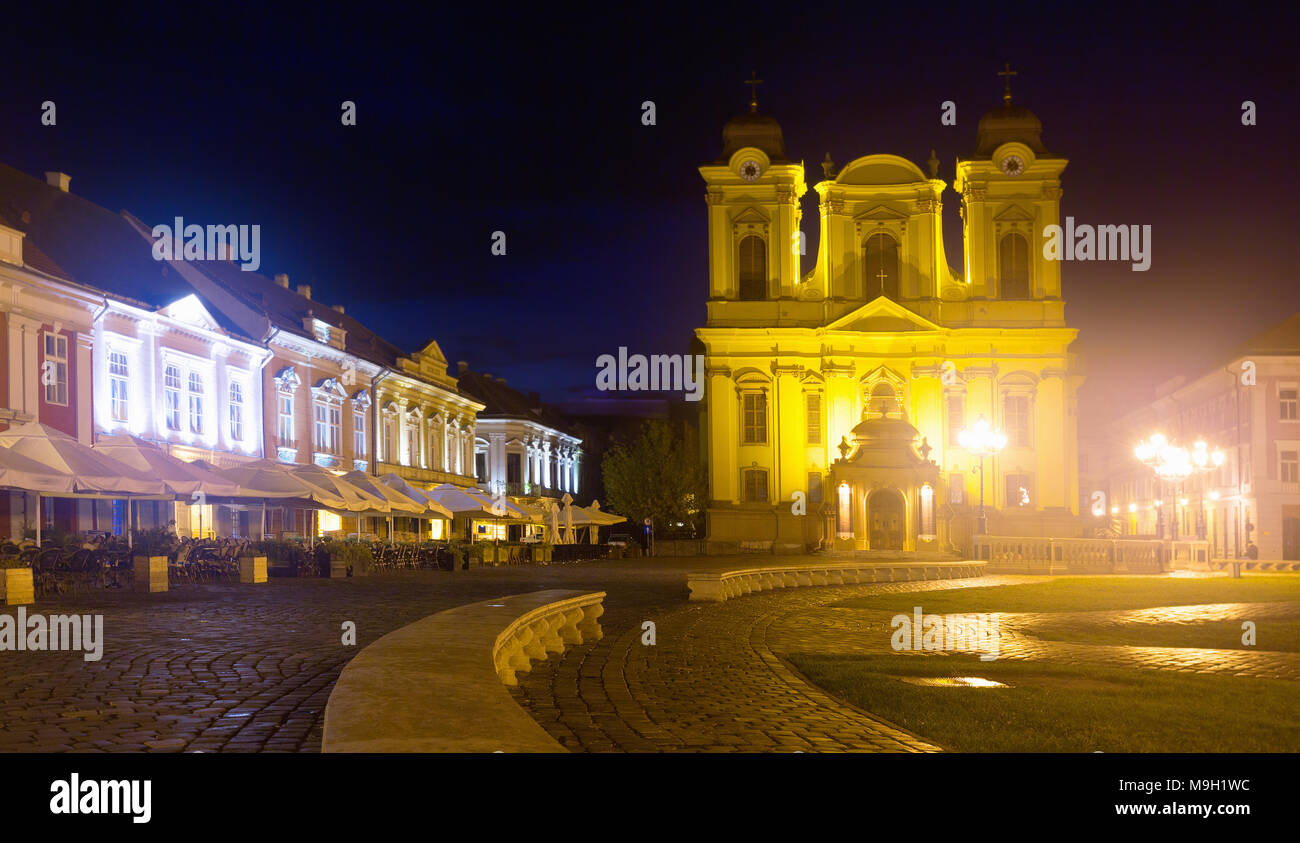 Vista notturna di San Giorgio Cattolica Romana sulla cupola Piazza Unirii, Timisoara, Romania Foto Stock