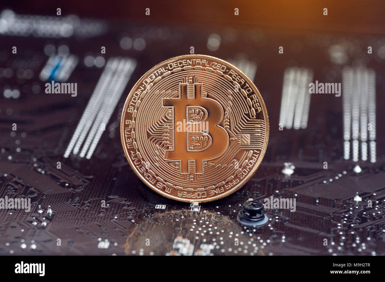 Bitcoin moneta in oro e sfocati sullo sfondo del grafico. Virtual cryptocurrency concept Foto Stock