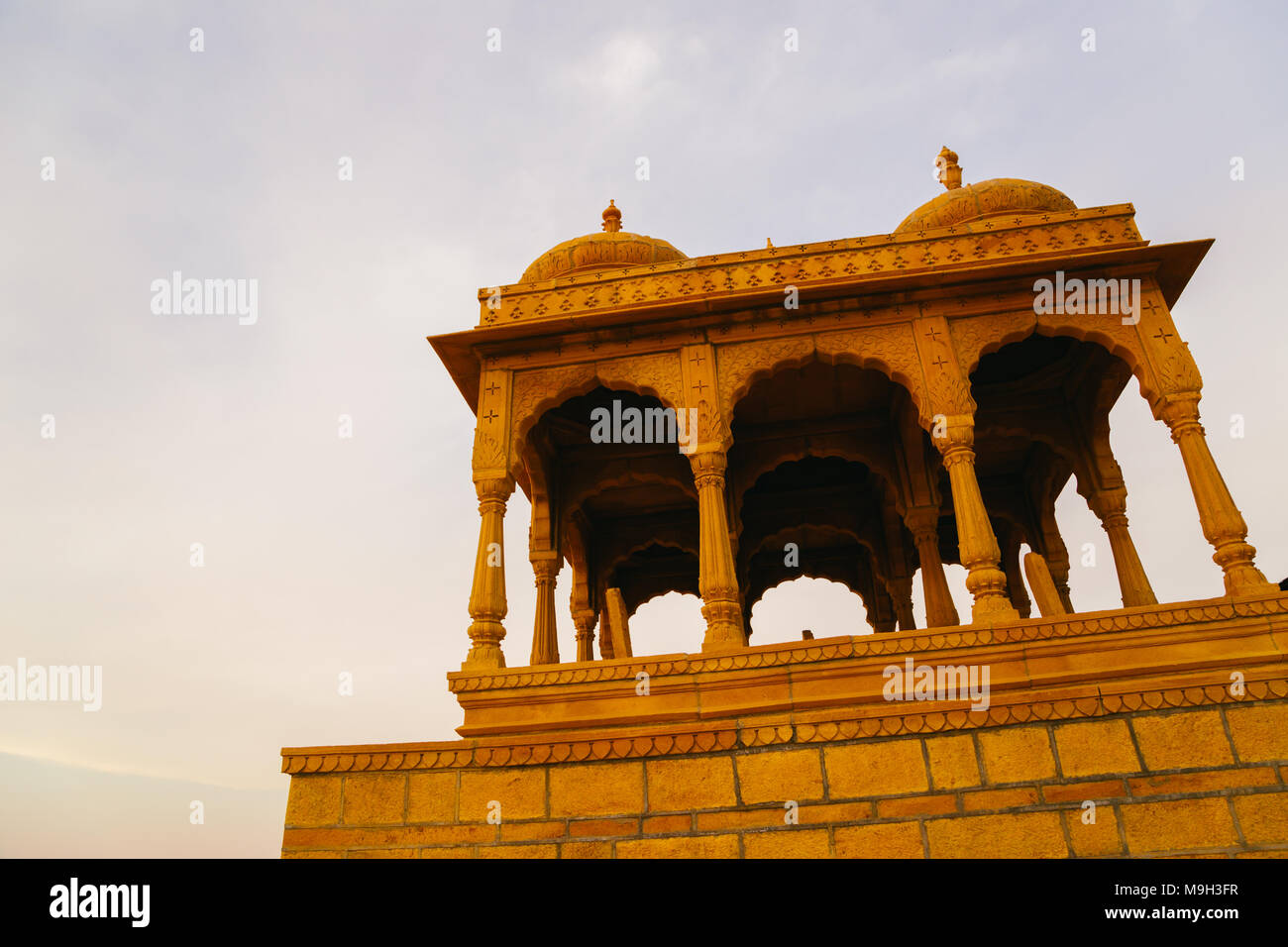 Architettura storica Vyas Chhatri, Jaisalmer punto al tramonto in India Foto Stock