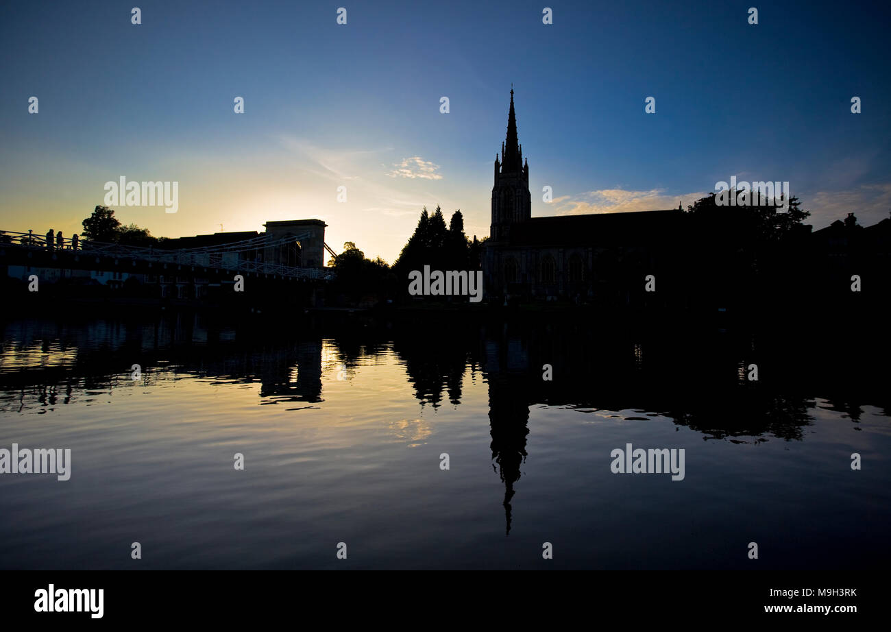 Sunset Marlow Bridge e chiesa silhouette Foto Stock