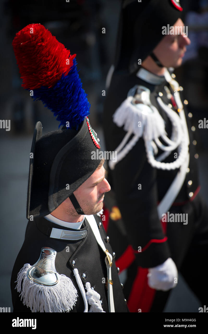 Carabinieri uniforme immagini e fotografie stock ad alta risoluzione - Alamy