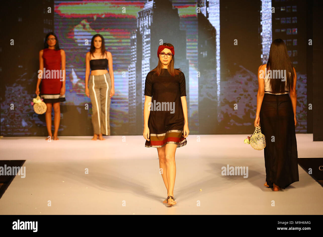 Lo Sri Lanka. 25 Mar, 2018. Un modello presenta una creazione dallo stilista di moda Rebecca Silva durante il Colombo della settimana della moda a Marzo 25, 2018. Credito: Pradeep Dambarage/Pacific Press/Alamy Live News Foto Stock