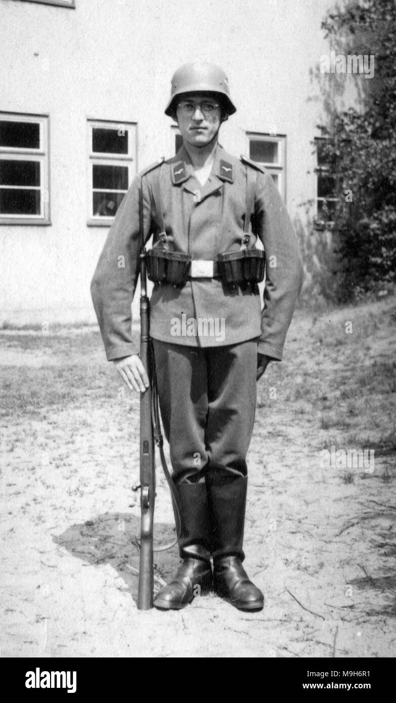 Soldato tedesco con attacco a baionetta Foto Stock