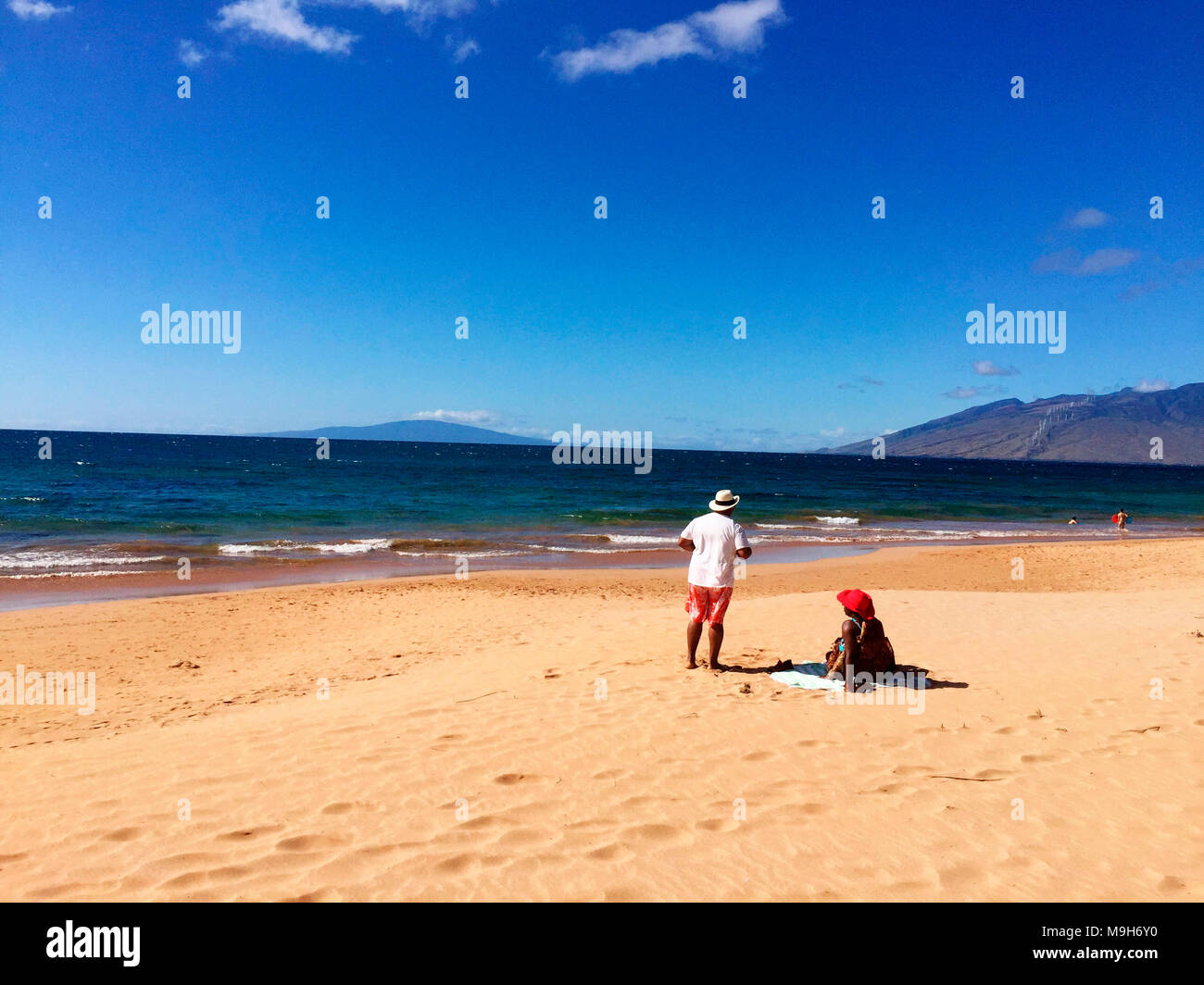 Un locale giovane ha la bella Kamaole Beach tutto per sé su un soleggiato, blu-sky giorno, South Kihei, Maui, Hawaii, STATI UNITI D'AMERICA Foto Stock