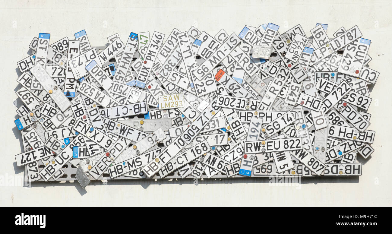 Vecchia piastra di licenza su una parete appeso su un junkyard, Brema, Germania, Europa mi Alte KFZ-Kennzeichen un einer Wand aufgehängt auf einem Schrottplatz, Brem Foto Stock