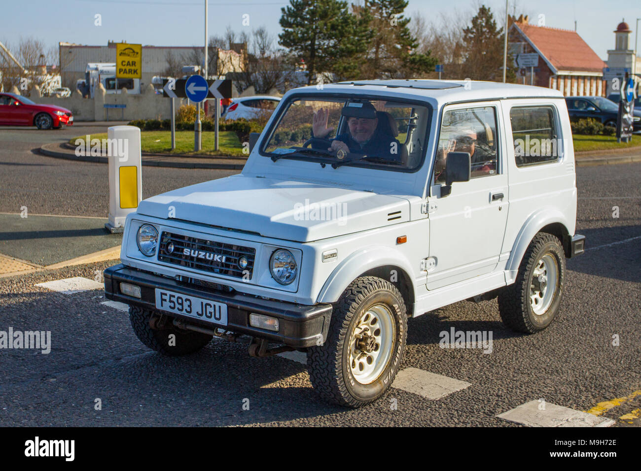 1988 Suzuki SJ 413V JX Samurai 1324cc furgone hardtop al North-West Supercar evento come le auto arrivano nella località costiera di Southport. Le supercar sono da paraurti a paraurti sulla spianata fronte mare, mentre i classici moderni, le auto sportive e gli appassionati di auto d'epoca degli anni '80 godono di una giornata in auto. Foto Stock