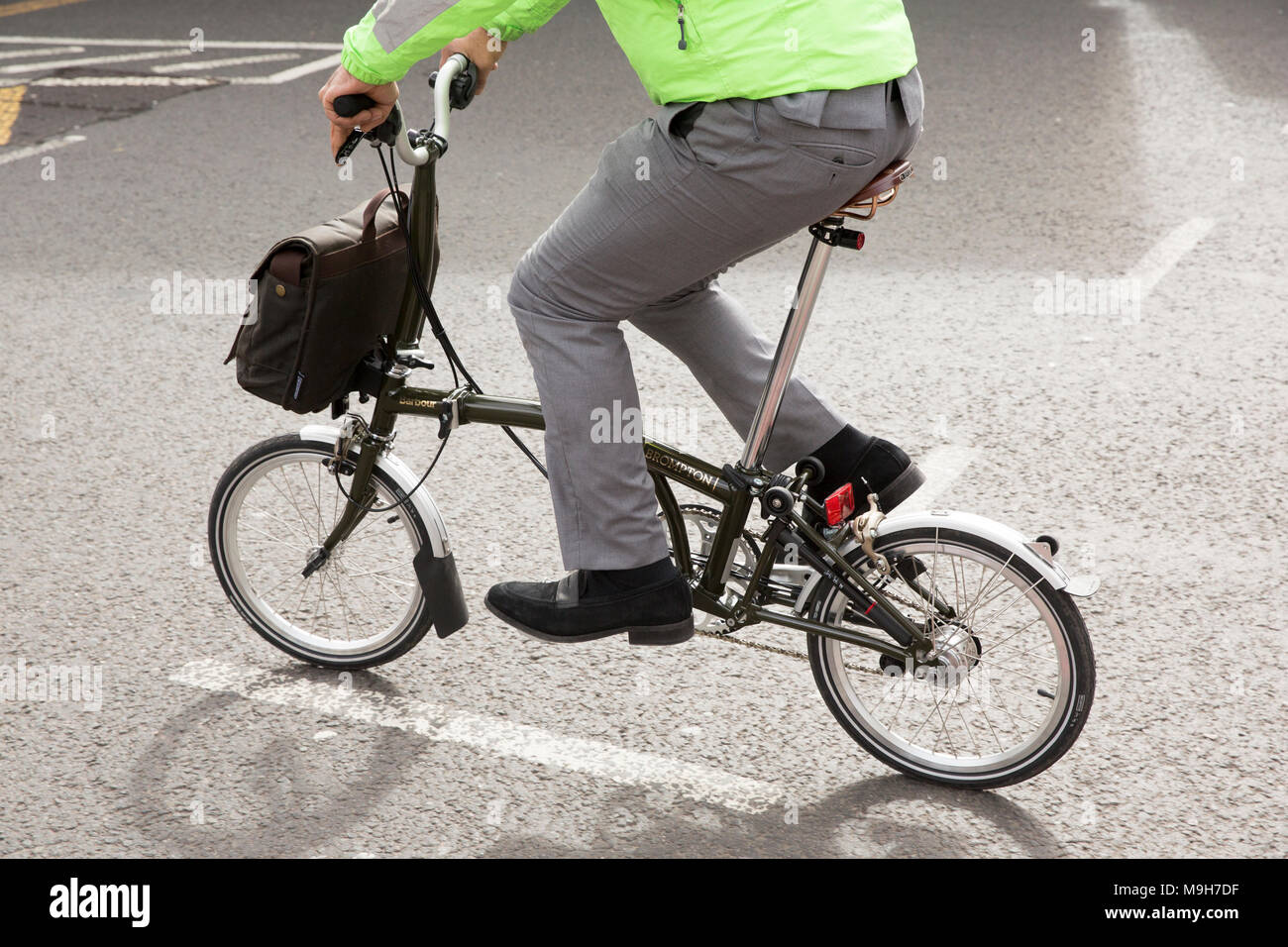 Pilota di un Brompton bicicletta pieghevole, London Regno Unito Foto stock  - Alamy