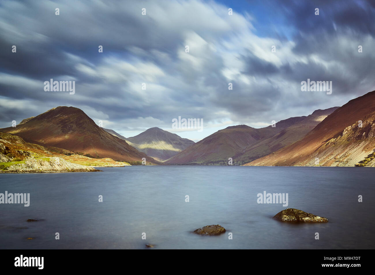 Wasdale valley, Wastwater in primo piano con Yewbarrow, grande timpano e Scafell Pike montagne, Parco Nazionale del Distretto dei Laghi, England, Regno Unito Foto Stock