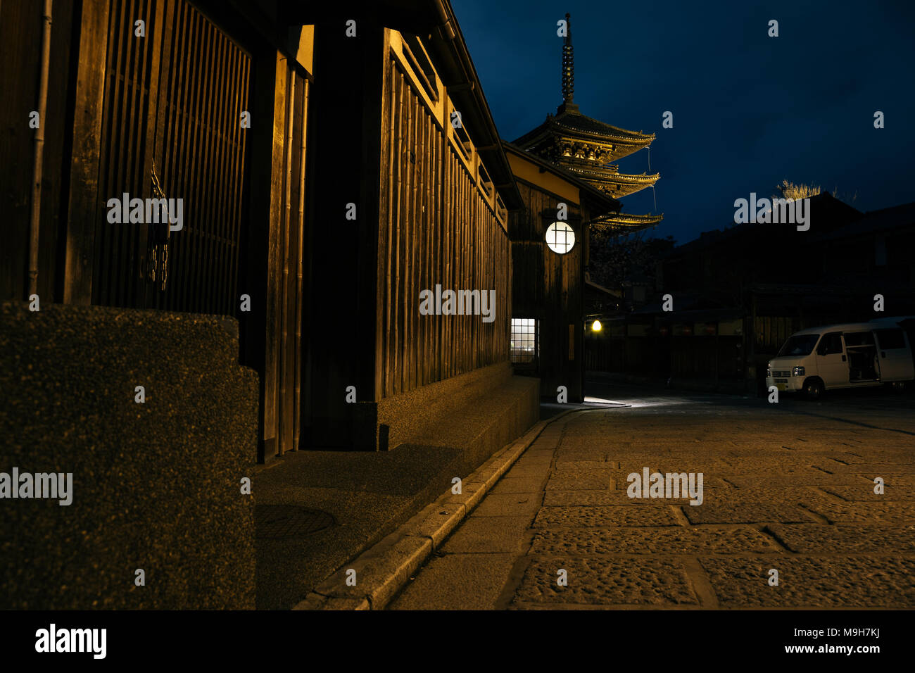 Yasaka Pagoda e Sannen Zaka street vista notturna a Kyoto, Giappone Foto Stock