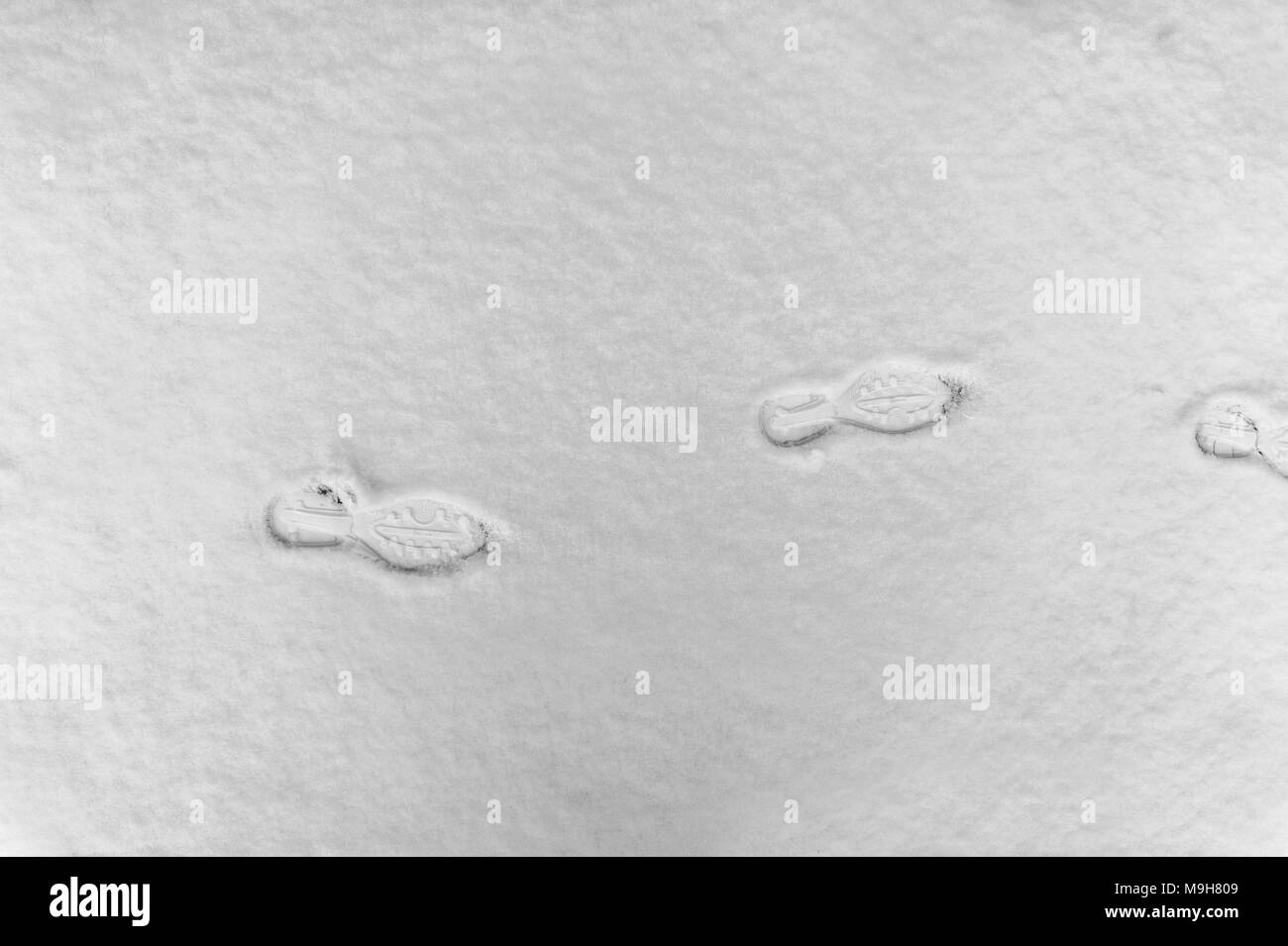 Impronte umane sulla neve, percorso invernale Foto Stock