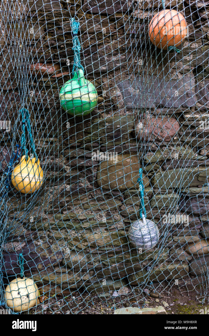 Pesca decorativo net e boe su una parete in Portmagee, nella contea di Kerry Irlanda Foto Stock