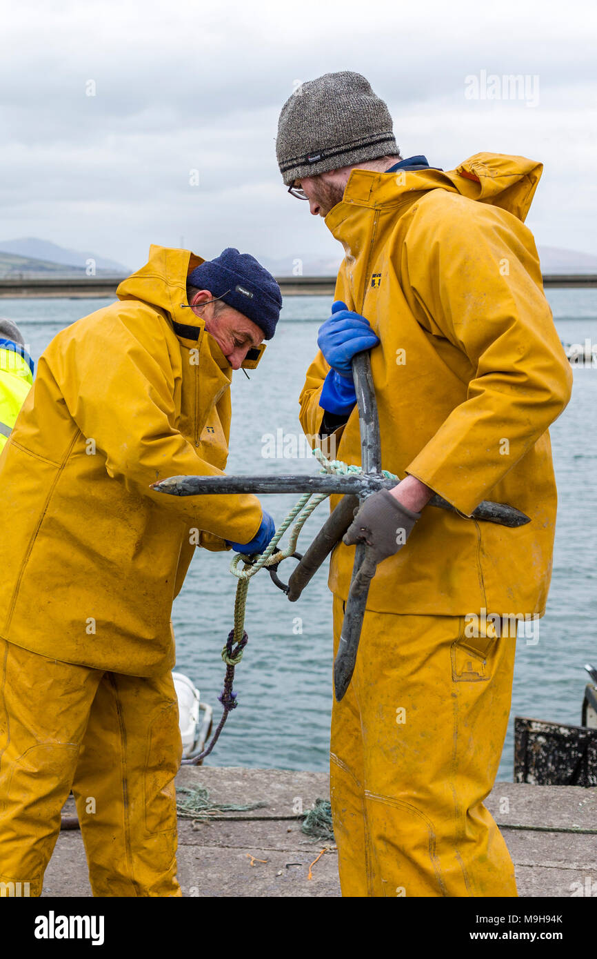 Aragosta irlandese fisherman preparando per un altro viaggio, Portmagee Contea di Kerry, Irlanda Foto Stock