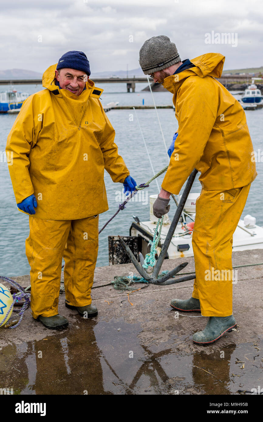 Aragosta irlandese fisherman preparando per un altro viaggio, Portmagee Contea di Kerry, Irlanda Foto Stock